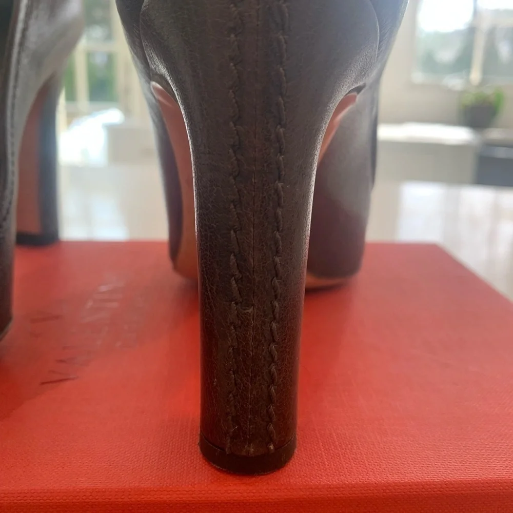 𝅺VALENTINO vintage distressed brown leather square toe pumps EUC sz 35 or 5